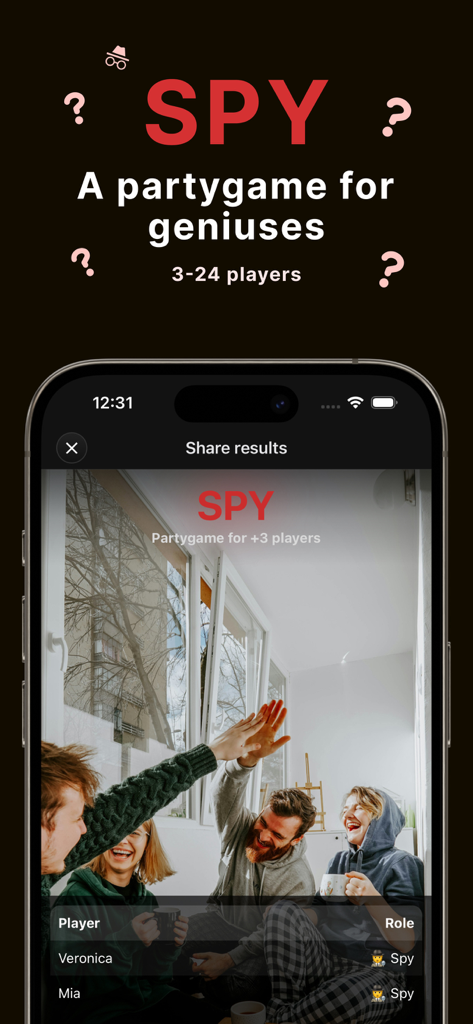 Schermata di uno smartphone che mostra i risultati di un gioco di deduzione sociale chiamato Spy con una foto di amici che ridono insieme.