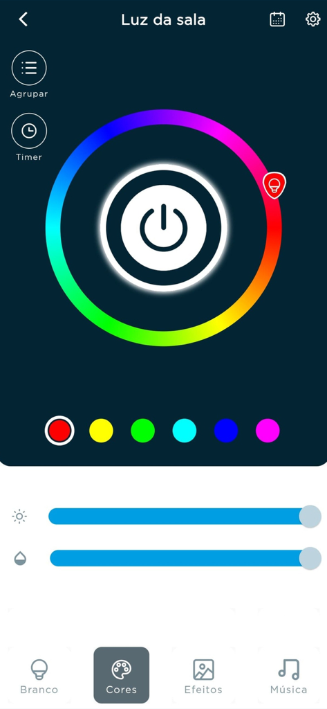 Una pantalla de control de luz inteligente que muestra una rueda de colores y controles deslizantes de brillo en la interfaz de la aplicación Positivo Casa Inteligente.