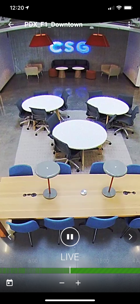 Piko VMS - Live-Videoüberwachung eines Büros mit Tischen und CSG-Branding in der Piko VMS App-Oberfläche