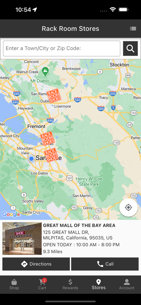 Recurso localizador de lojas do aplicativo Rack Room Shoes mostrando um mapa com locais próximos e detalhes de lojas específicas