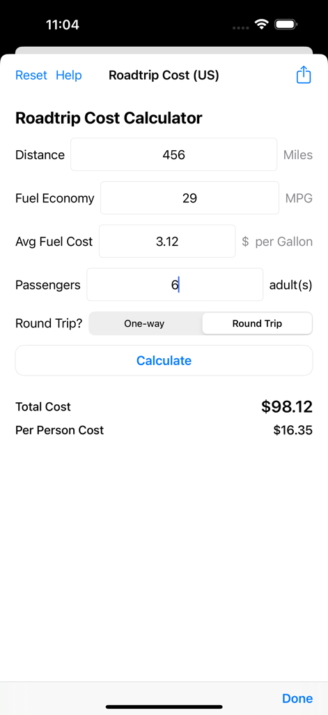 Interfaz de la aplicación Calculadora de Costo de Gasolina para Viajes por Carretera que muestra el costo total del viaje y la división por persona para seis pasajeros.