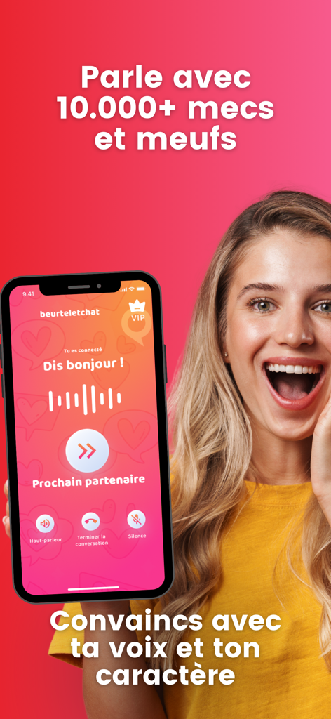 Une femme souriante tenant un smartphone affichant l'interface de chat vocal de Beurteletchat avec une forme d'onde sonore et des boutons d'interaction sociale.