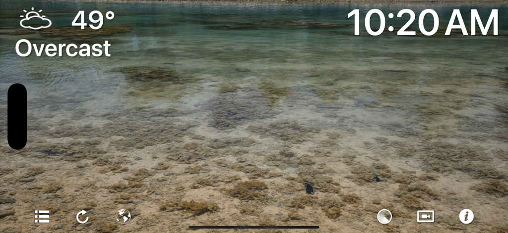 Interfaz de la aplicación Serenity 4K que muestra un vídeo de naturaleza en alta definición de agua cristalina con widgets de hora y clima