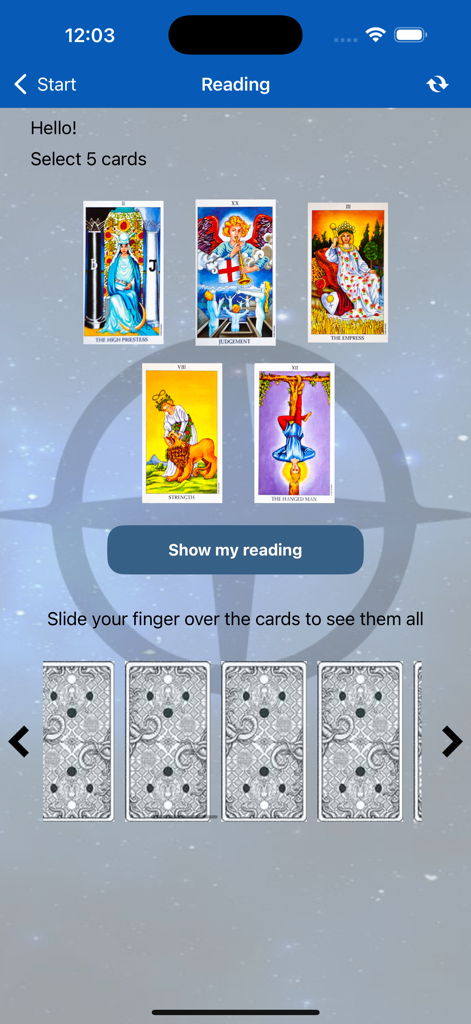 우주 배경에 5장의 타로 카드 펼침이 표시된 모바일 앱 인터페이스