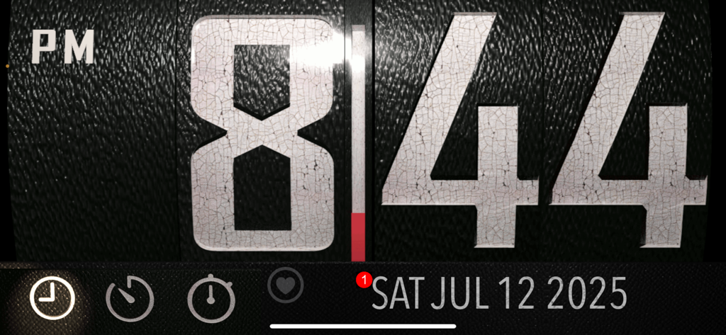 big O'Clock - Display de relógio digital de tela cheia com grandes dígitos brancos em um fundo preto.