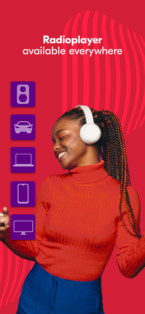 Radioplayer - Radio & Podcast - Una donna sorridente con cuffie bianche con icone che mostrano la disponibilità dell'app su sistemi di auto, laptop, smartphone e televisori.