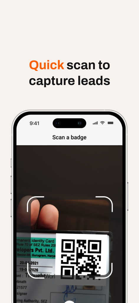 RX Lead Manager (Emperia) - 스마트폰 화면에 RX 리드 매니저 앱이 이벤트 배지의 QR 코드를 스캔하여 전문 리드를 캡처하는 모습 표시