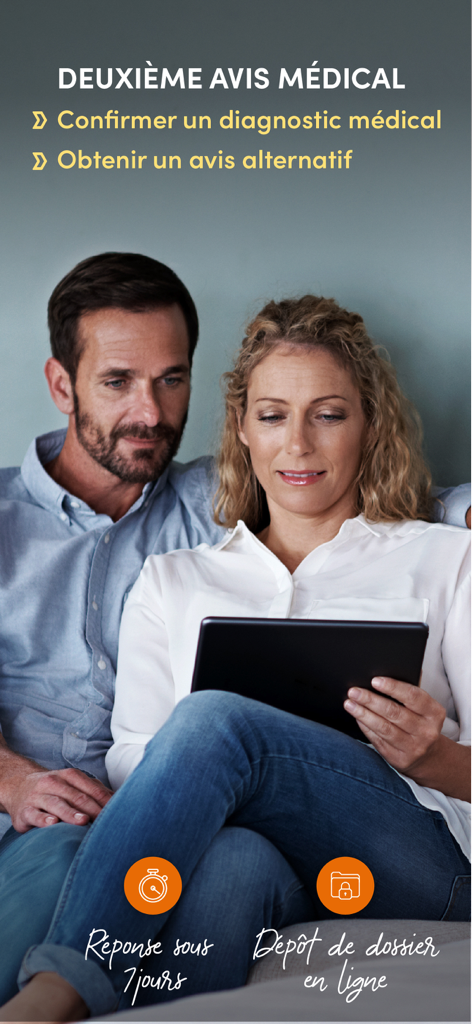 Harmonie & moi - Un couple examinant des informations de santé sur une tablette à l'aide de la fonction de deuxième avis médical de l'application Harmonie et moi