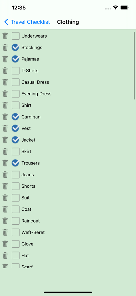 Una lista de equipaje digital de viaje para ropa con artículos marcados y sin marcar