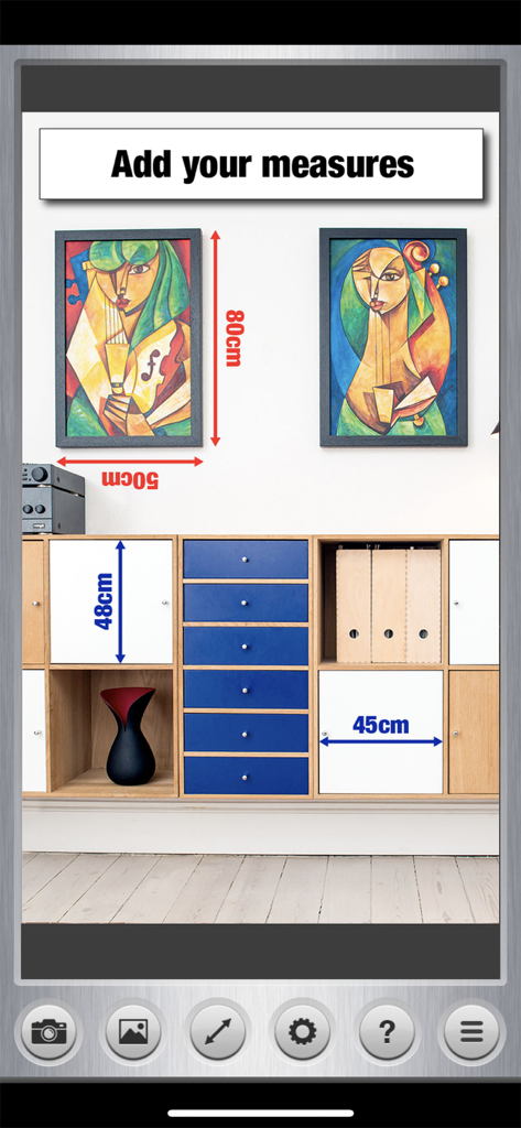 Interface do aplicativo Measures mostrando dimensões e setas sobrepostas a uma foto de decoração e estantes de casa.