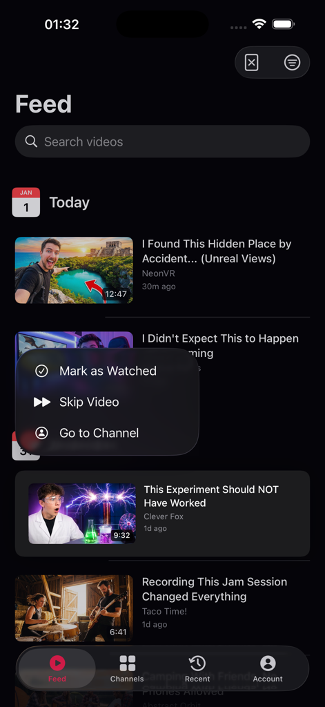 MeTube - Your Channels Only - Interface de l'application MeTube montrant un flux d'abonnements chronologique avec des options pour marquer les vidéos comme vues ou les ignorer.