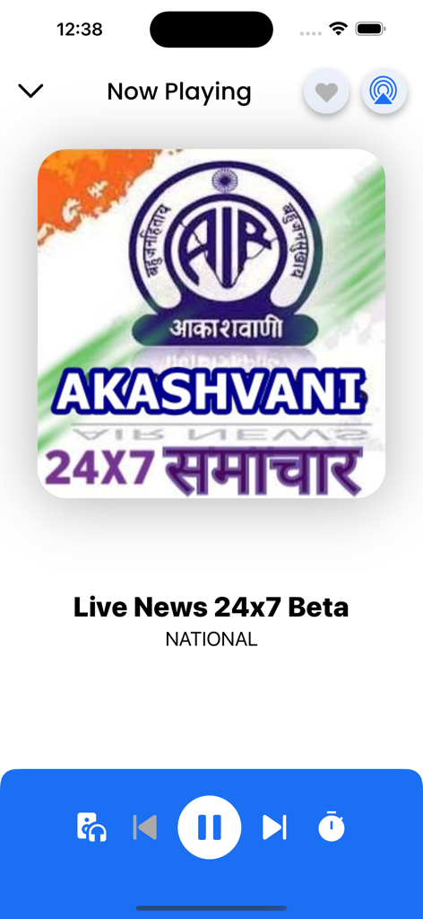 La schermata "In riproduzione" dell'app NewsOnAir che mostra una trasmissione radiofonica di notizie in diretta di Akashvani.