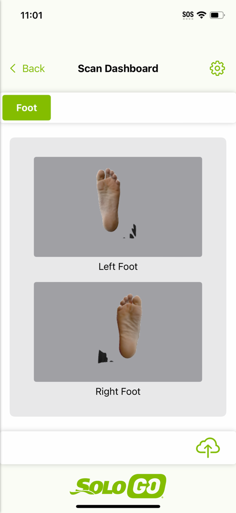 Painel do aplicativo SOLO GO mostrando escaneamentos 3D de pés esquerdo e direito para órteses personalizadas