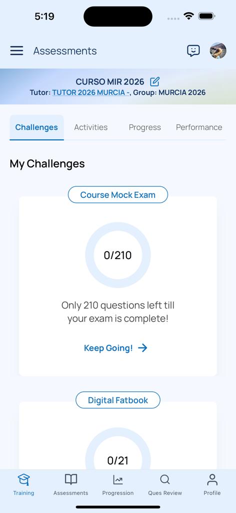 Interface d'évaluation de l'application Healthcademia montrant les défis d'étude des étudiants et le suivi des progrès des examens blancs