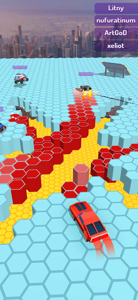 Race Arena - Fall Car Battle - Coches compitiendo y derrapando en una plataforma de baldosas hexagonales que desaparecen en Race Arena.