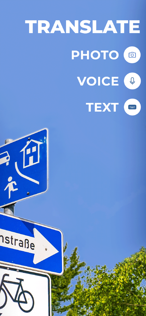 Tela do aplicativo mostrando opções de tradução de fotos, voz e texto sobre um fundo de placas de rua internacionais.
