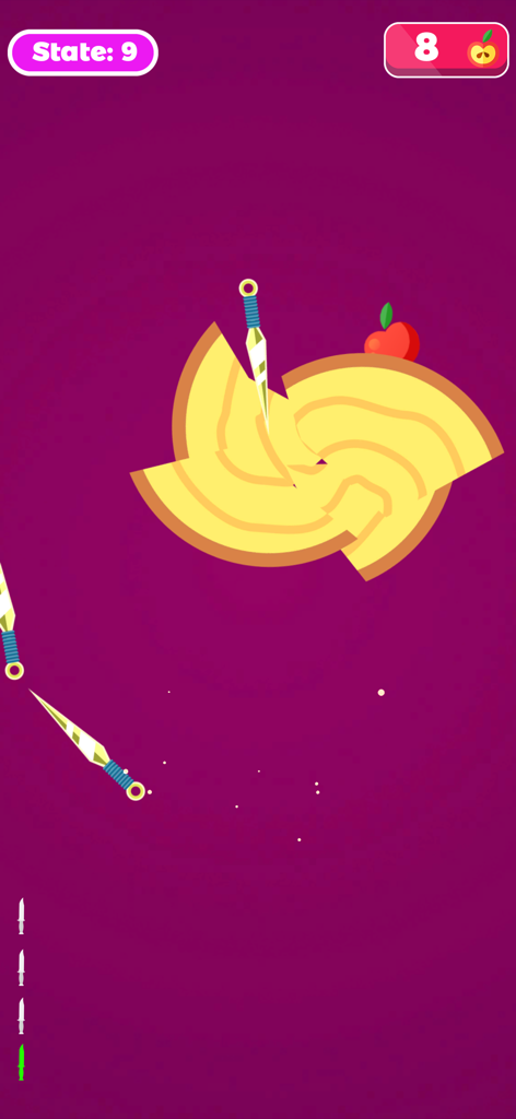 Knife Hit Challenge Game - 나이프 히트 챌린지 게임 플레이로, 빨간 사과가 있는 회전하는 노란 타겟에 칼을 던지는 모습