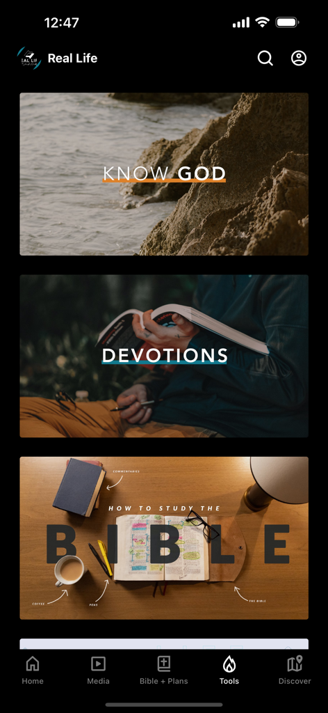 Real Life with Jack Hibbs - La pantalla de herramientas de la aplicación Real Life que muestra tarjetas para devocionales 'Conocer a Dios' y 'Cómo estudiar la Biblia'