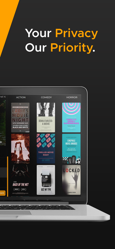 Un portátil mostrando la biblioteca VOD de la aplicación Max Player con un titular que dice Tu Privacidad Nuestra Prioridad.