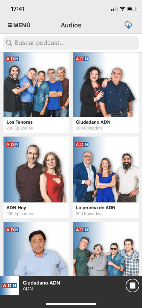 ADN Radio para iPhone - Pantalla de podcasts de la aplicación ADN Radio que muestra una biblioteca de programas y presentadores de radio chilenos