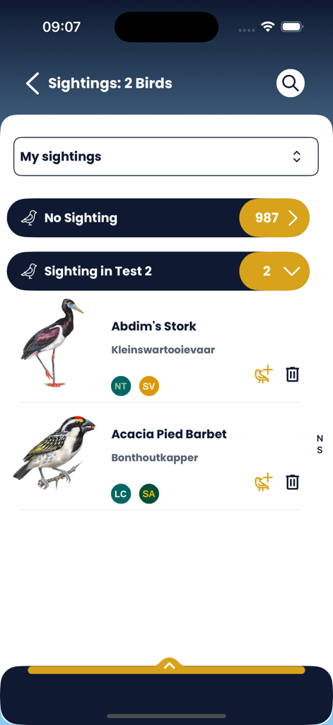 Roberts Birds - Una captura de pantalla de la aplicación Roberts Birds que muestra una lista de avistamientos de aves, incluyendo la Cigüeña de Abdim y el Barbudo de Acacia con ilustraciones y nombres.