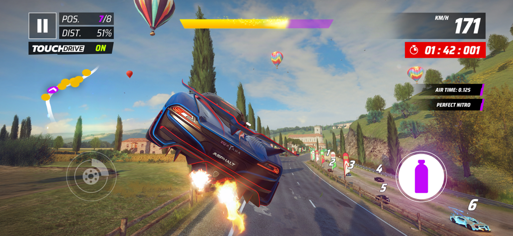 Asphalt Legends - Racing Game - 아스팔트 레전드에서 아름다운 시골길 위 공중 스턴트 점프를 하는 파란색 하이퍼카.