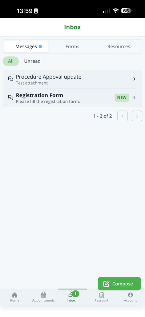 Tela de caixa de entrada do aplicativo móvel Kings College Hospital Dubai mostrando mensagens de pacientes e formulários de registro