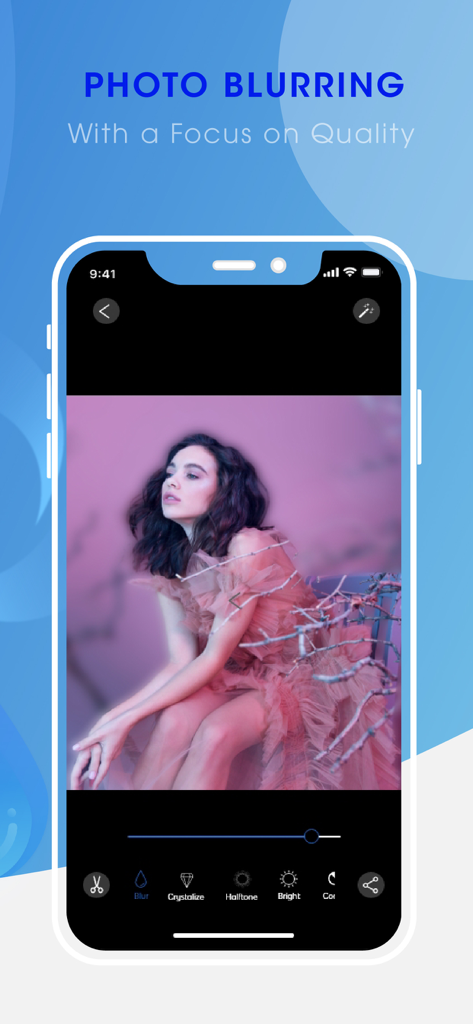 Auto Blur Background - Una interfaz de aplicación móvil que muestra una foto de retrato de una mujer con efectos de fondo de desenfoque ajustables.
