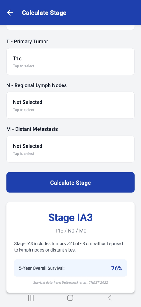 Interfaz de la aplicación de estadificación del cáncer de pulmón que muestra un cálculo de Estadío IA3 basado en criterios T1c N0 M0 y estadísticas de supervivencia