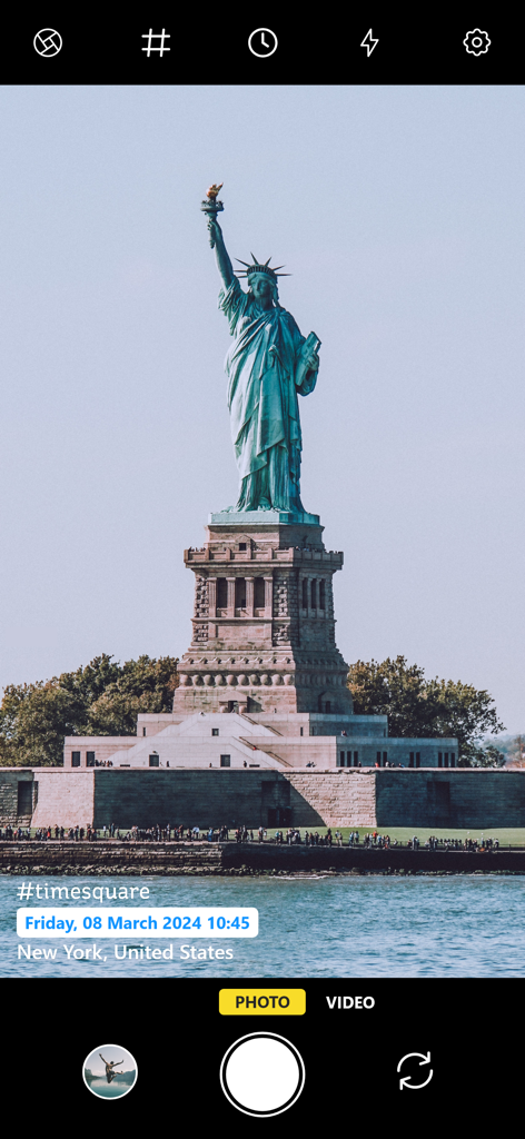 Una foto della Statua della Libertà all'interno dell'app Timestamp Camera che mostra timbri di data, ora, hashtag e posizione.
