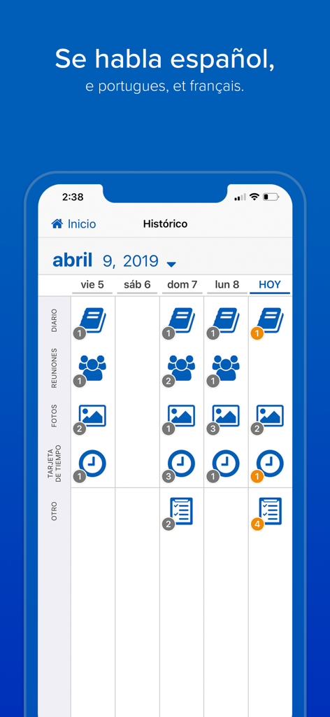 Interface em espanhol do aplicativo HCSS Field mostrando registros diários de construção e cartões de ponto.
