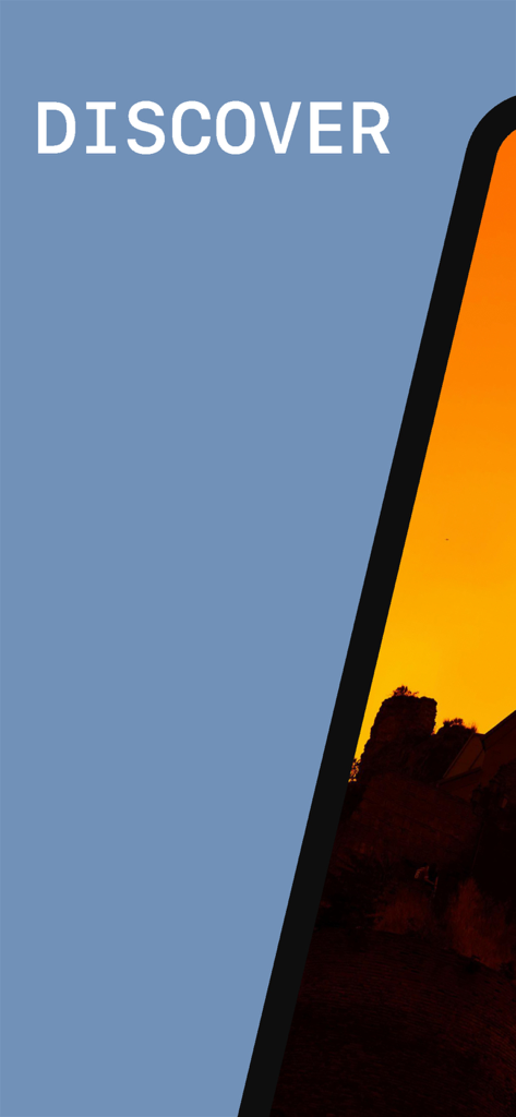 Tiflis Reiseführer App-Startbildschirm mit dem Wort 'Entdecken' und einer Aussicht auf eine historische Festung bei Sonnenuntergang