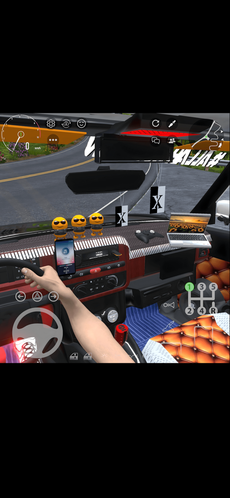 Ansicht aus der Ego-Perspektive eines hochgradig individualisierten Autoinnenraums in Custom Cars Online Drive mit Armaturenbrettzubehör und individueller Polsterung