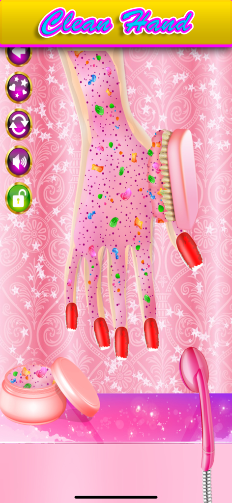 Princess Nail Spa & Salon - Limpieza y exfoliación de una mano con loción rosa en el juego Princess Nail Spa and Salon.