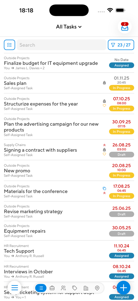 Schermata mobile di Projecto PM Tool che mostra un elenco di compiti con etichette di stato e date di scadenza