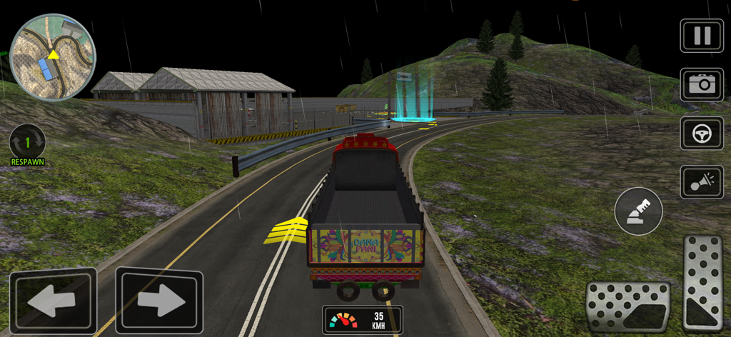 Truck Simulator: Truck Games - Un camión decorado y colorido conduciendo por una carretera de montaña por la noche en un juego simulador de camiones