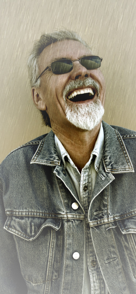 Rainy Daze - リアルなビンテージ雨の効果がある、笑っている男性のポートレート。