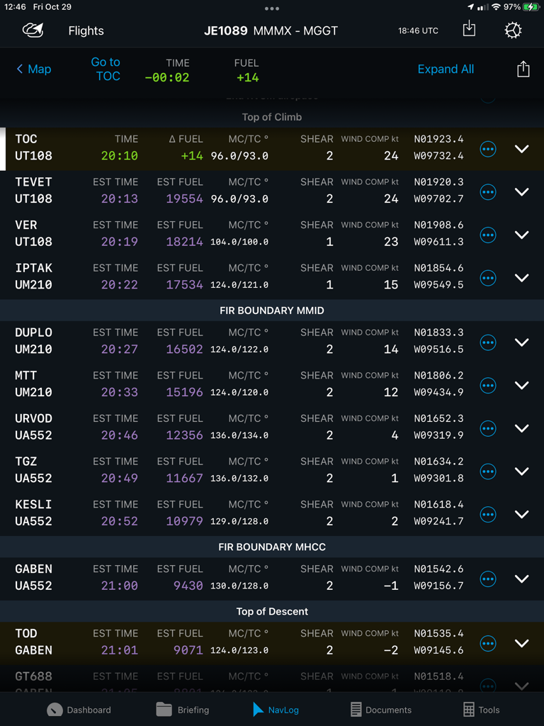 Interfaz NavLog de maletín de vuelo electrónico que muestra puntos de referencia de aviación, combustible estimado y datos de cronometraje de vuelo