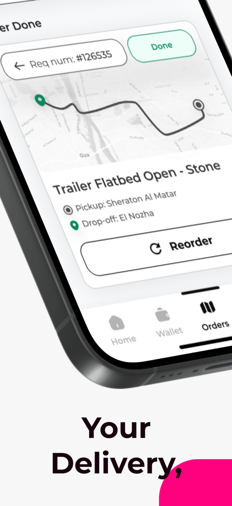 Un teléfono inteligente que muestra la aplicación Naqla con un pedido de entrega de camión completado que muestra el mapa de la ruta y el tipo de remolque