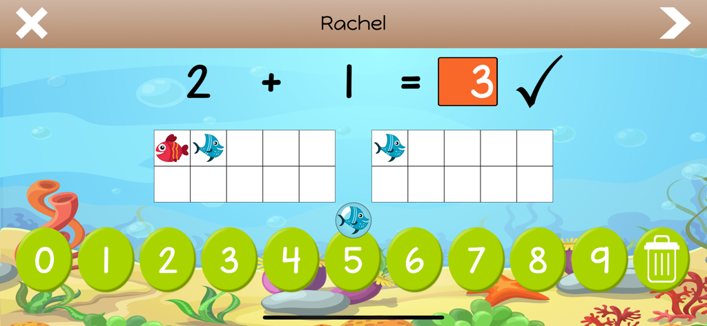 Additionsaufgabe gelöst mit Fisch-Manipulatoren in Zehnerrahmen innerhalb einer Mathe-App mit Unterwassermotiv