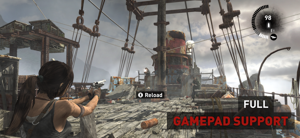 Lara Croft apuntando con una pistola en una escena de juego móvil de Tomb Raider que muestra soporte completo para gamepad.