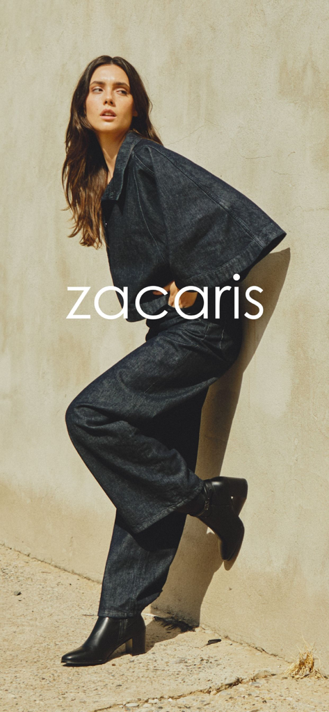 Modelo de moda vistiendo un atuendo vaquero y botas de cuero negro para la app Zacaris