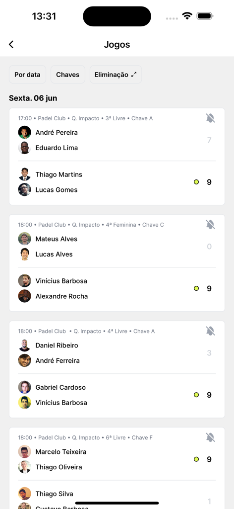 Placar.app - Tela do Placar.app mostrando uma lista de partidas de torneios de Padel com nomes dos jogadores e placares em tempo real