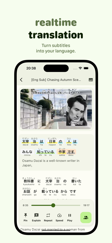 Miraa - AI transcribe & shadow - Interfaz de la aplicación Miraa que muestra la traducción en tiempo real de subtítulos de videos en japonés al inglés con guías de pronunciación y furigana.