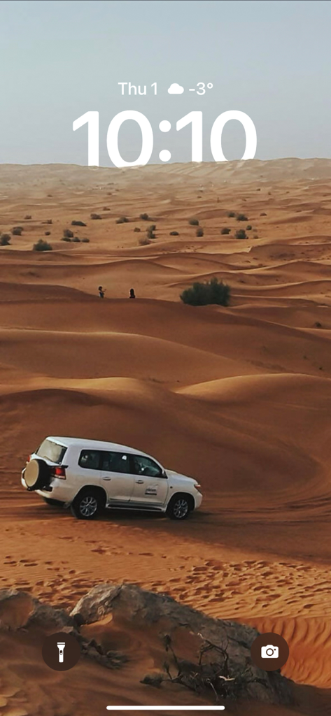 Locky: Wallpapers Depth Effect - Pantalla de bloqueo de iPhone con un fondo de pantalla de dunas del desierto y efecto de profundidad