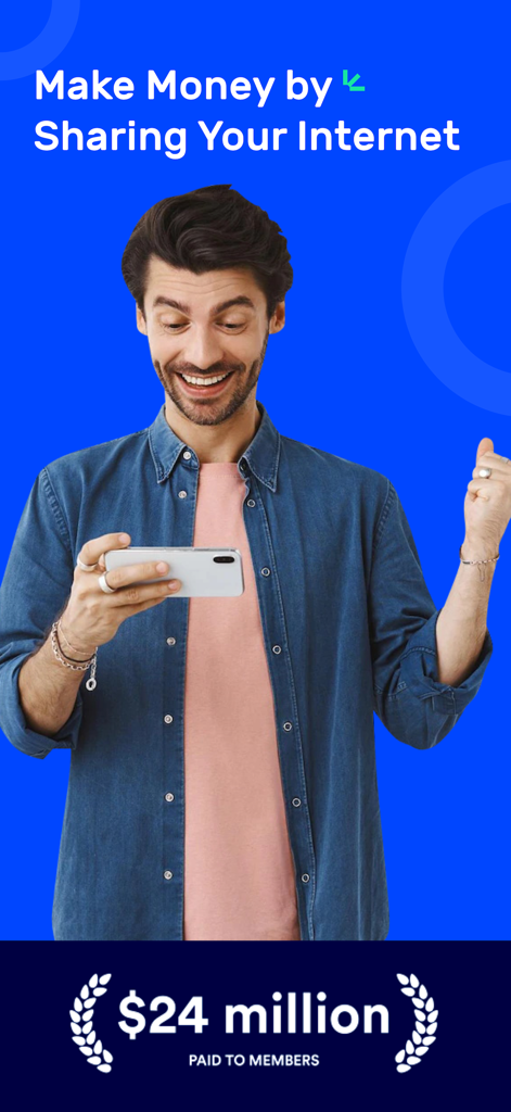 Earn.cc-Share Data, Earn Money - Un hombre sonriente mirando su teléfono con texto explicando cómo ganar dinero compartiendo datos de internet