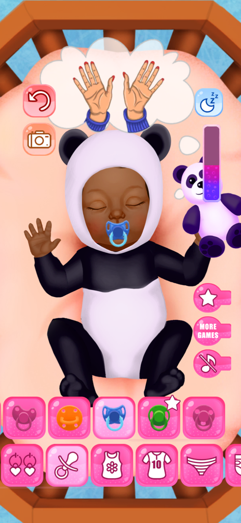 Muñeca de bebé durmiendo en un traje de panda dentro de una cuna virtual de juego de guardería.