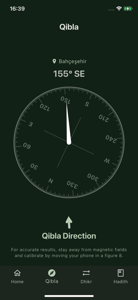 Qibla Compass & Prayer Times - 다크 모드에서 기도 방향을 보여주는 디지털 키블라 나침반 인터페이스