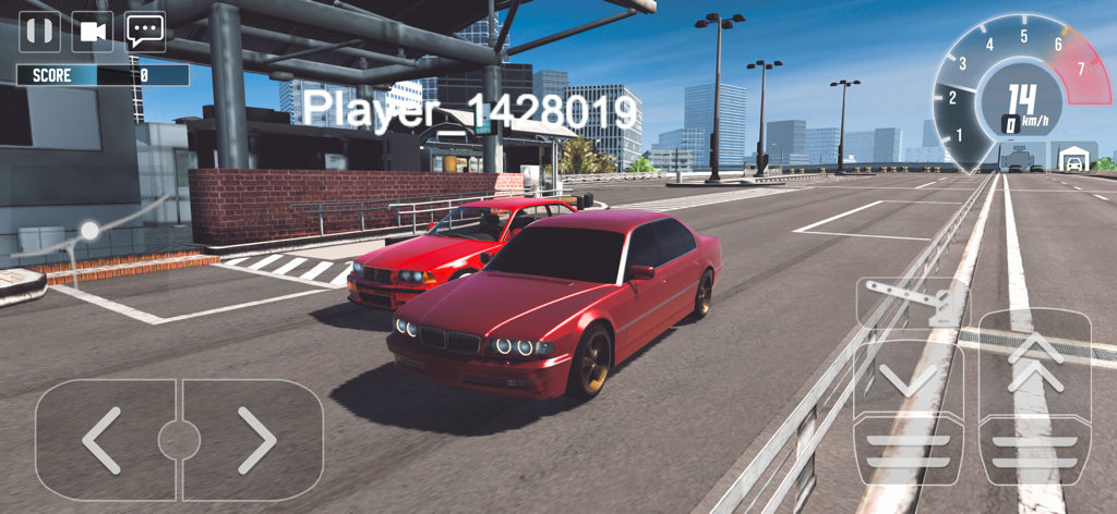 Dos coches deportivos rojos conduciendo en una autopista abierta con el horizonte de la ciudad y la interfaz de usuario del juego en Japan Highway Car Racing Game.