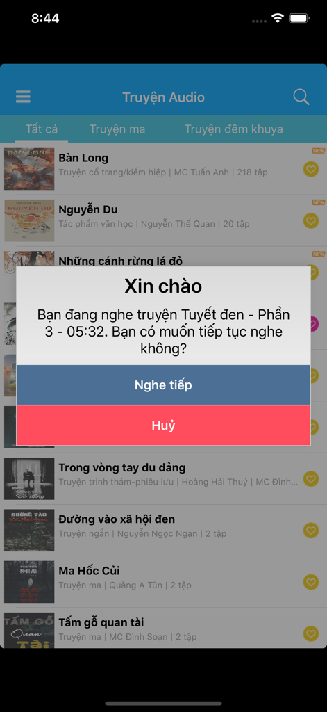 Uma captura de tela do aplicativo de audiolivros vietnamitas mostrando uma notificação pop-up pedindo ao usuário para retomar a audição de uma história